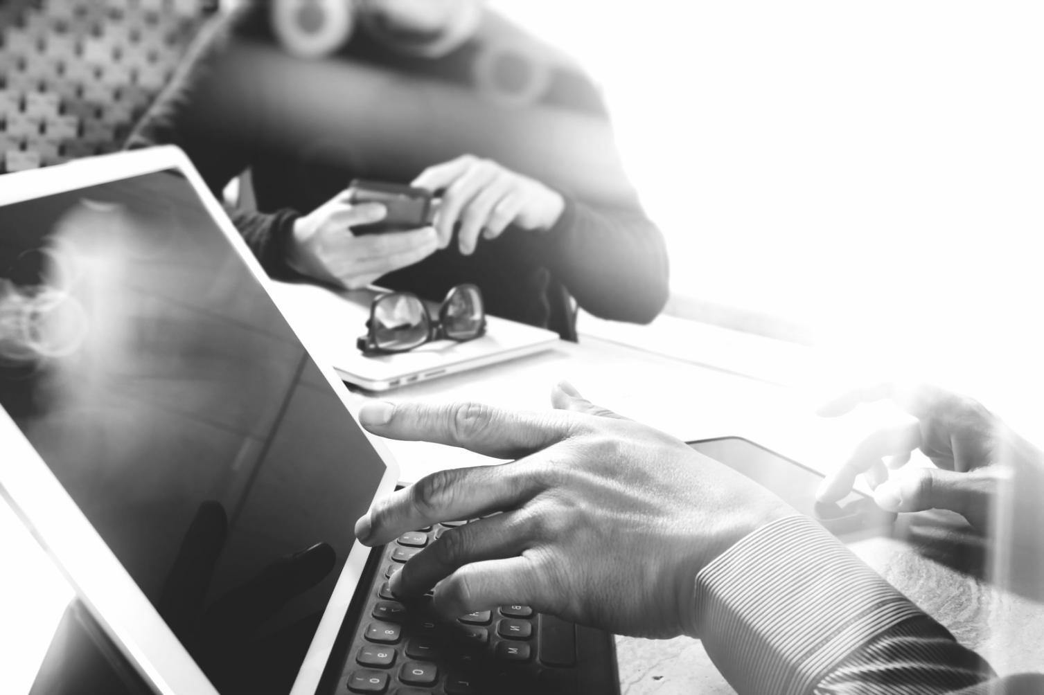 Visualisation de données sur écran avec graphiques analytiques