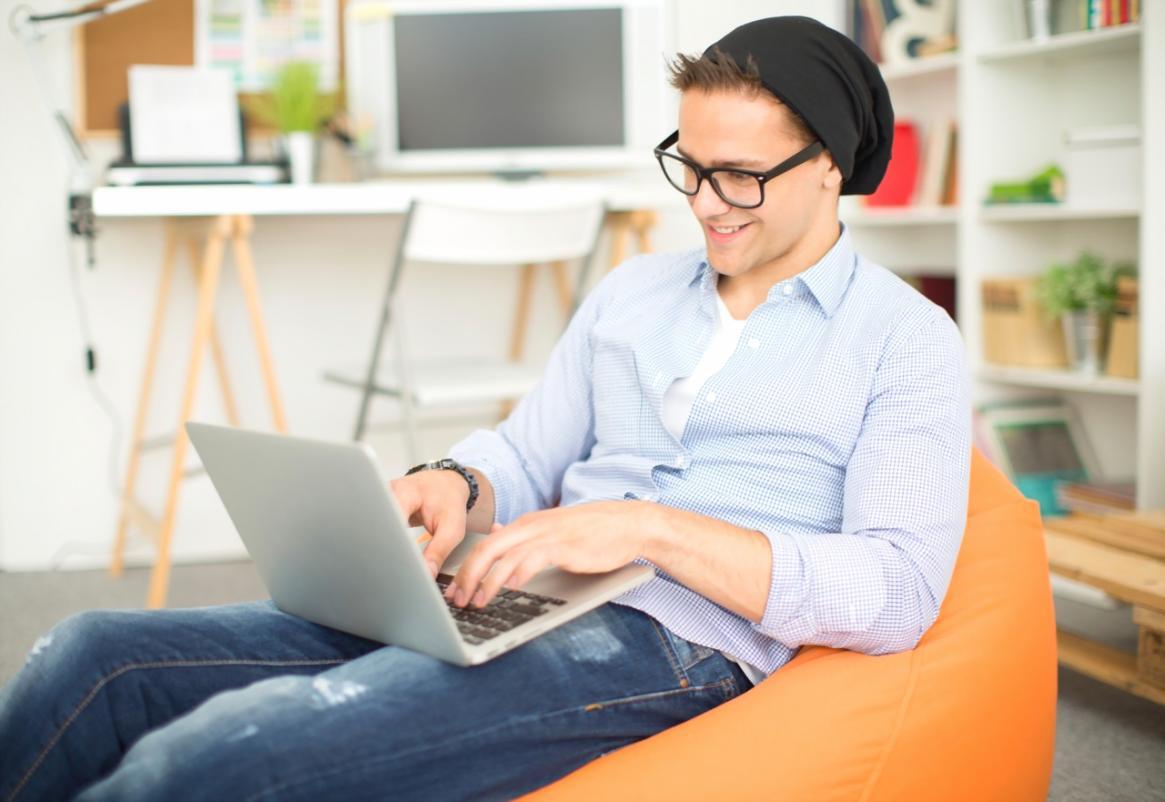 Workspace avec moniteur affichant des données analytiques