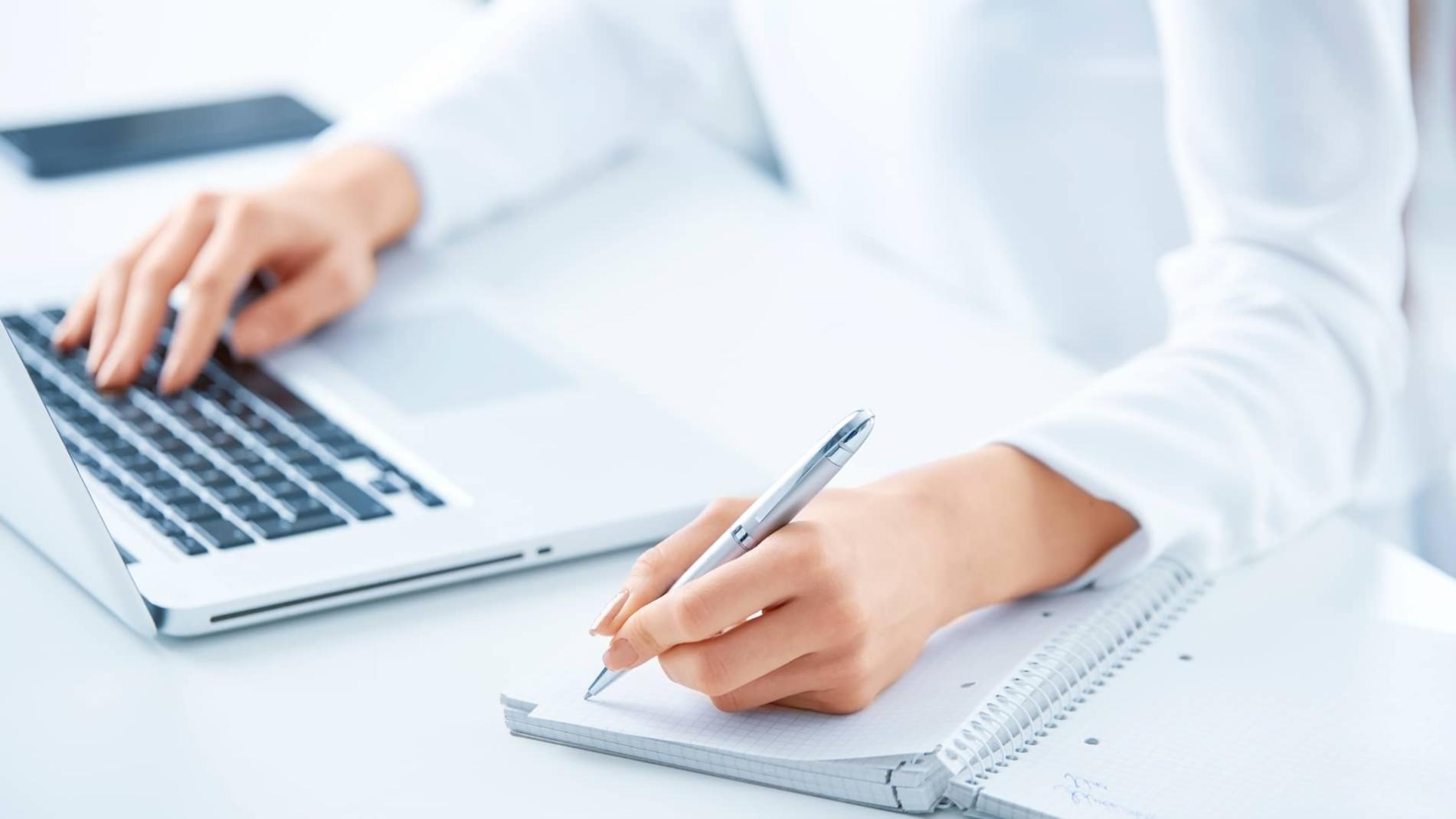 Interface d'analyse SEO avec graphiques et données de performance