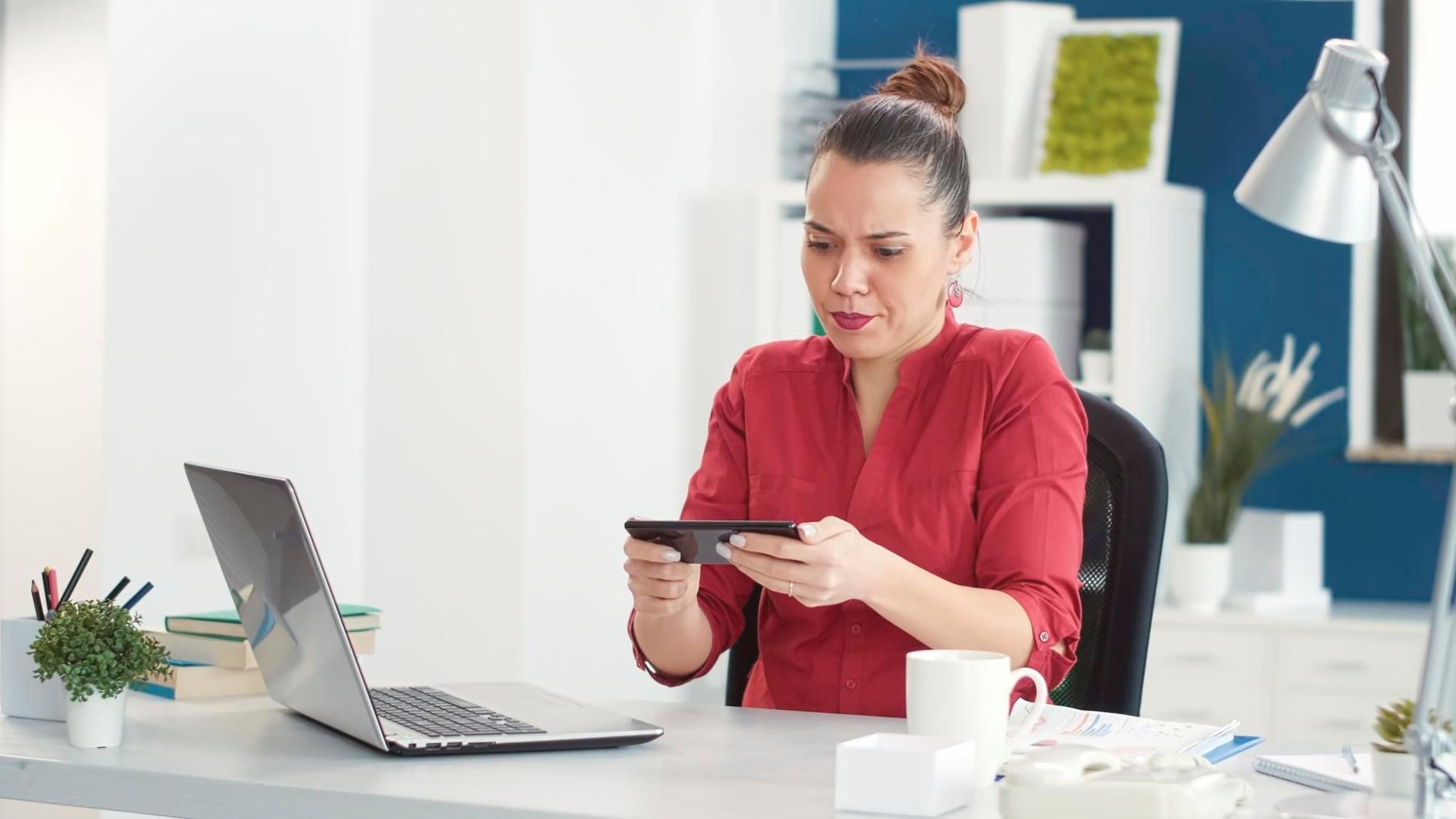 Étudiant utilisant la plateforme d'apprentissage en ligne