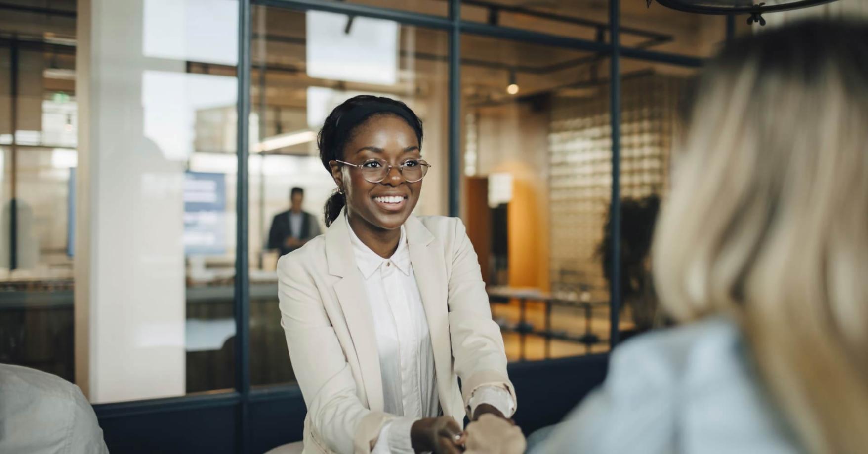 Étudiant suivant une formation en ligne sur ordinateur portable